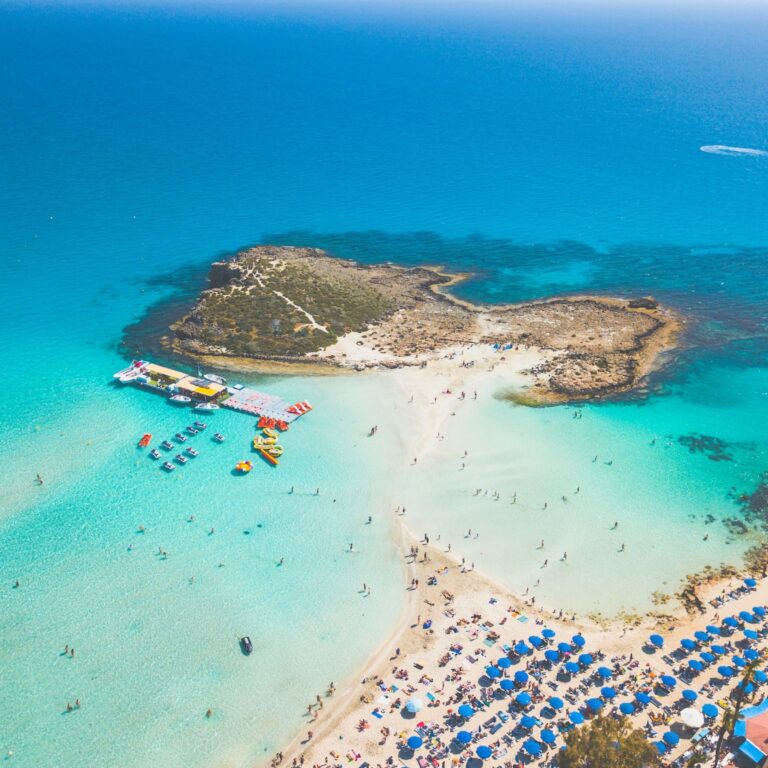 Strand mit kleiner Insel